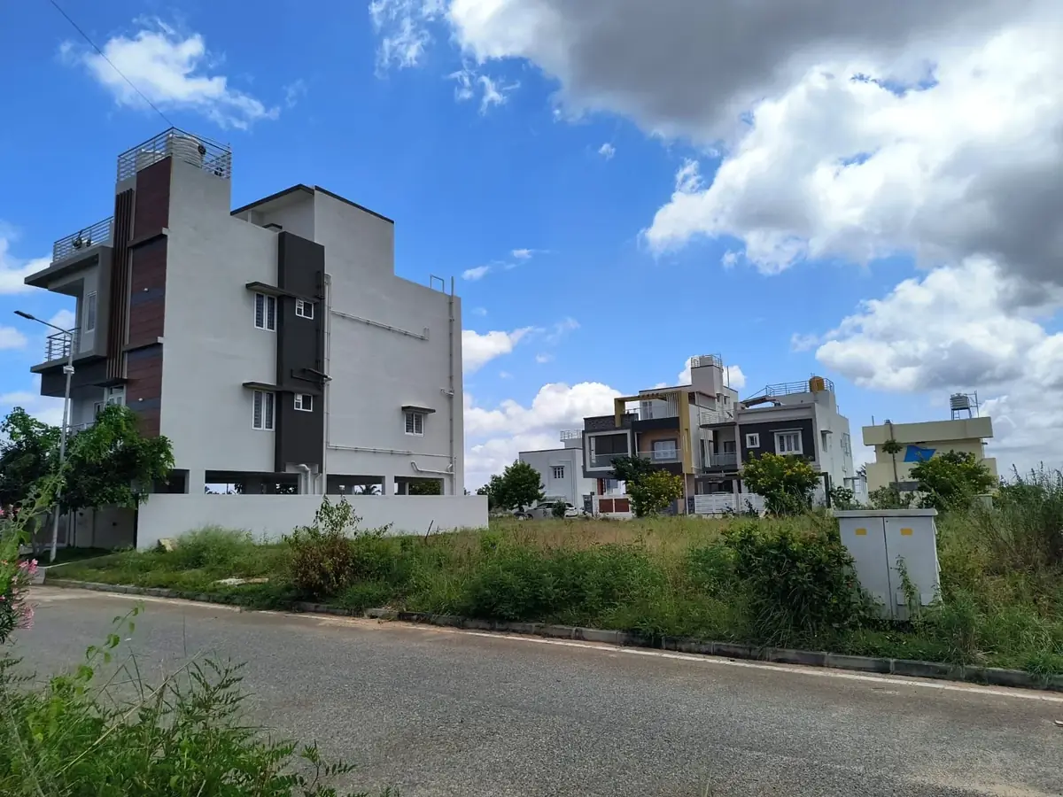 Streetscape view of homes at Flamingo Royal Splendor